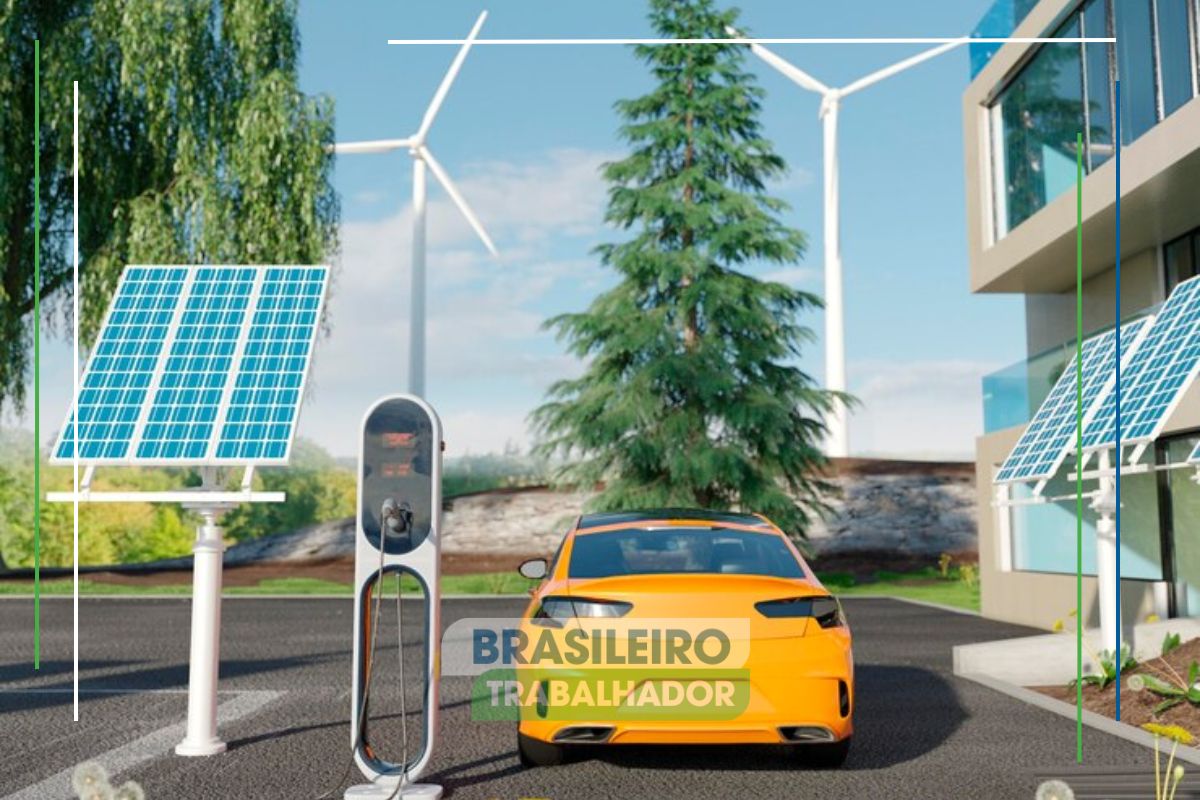 Um dos Carros elétricos em xeque estacionado carregando sua bateria. Ele é amarelo e está em um posto no estacionamento com painéis solares 