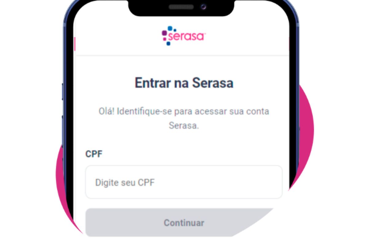 Uma pessoa abrindo o aplicativo para ver como consultar seu score de CPF