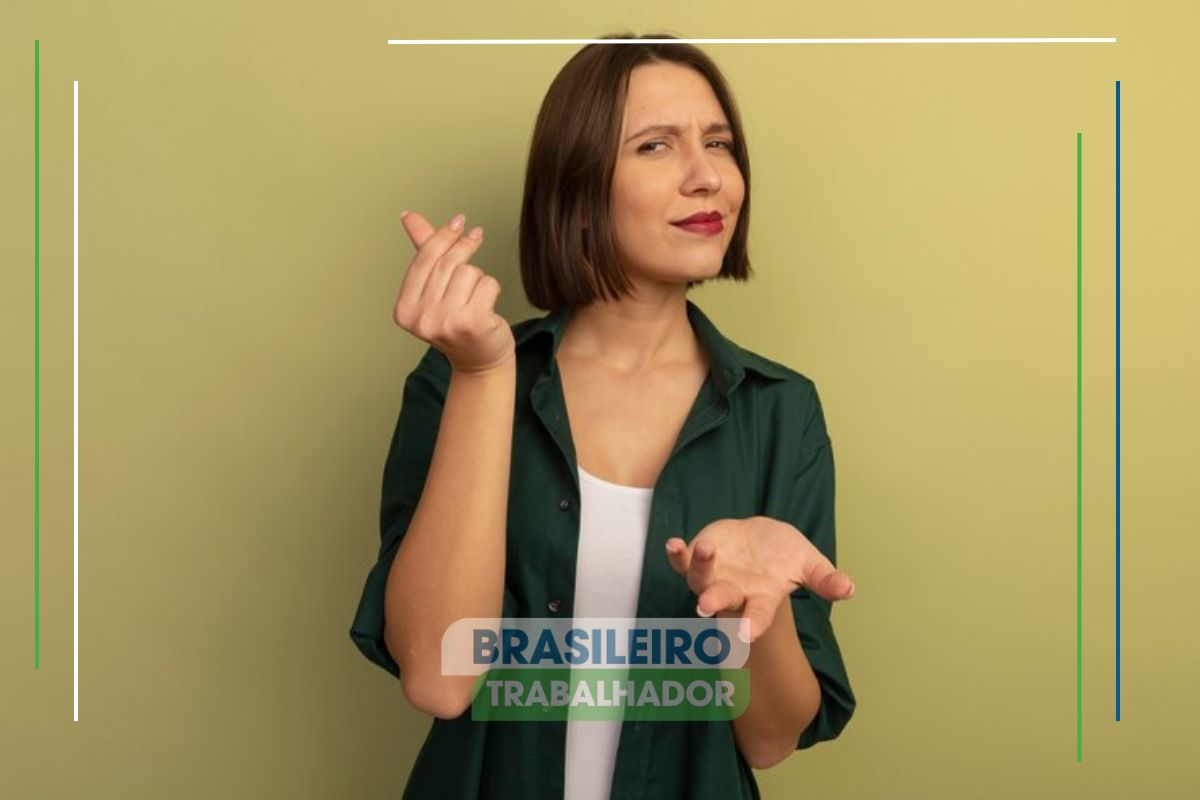 Uma mulher estendendo a mão como quem quer o seu Dinheiro esquecido