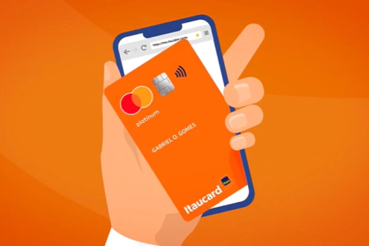 Imagem ilustrativa de uma pessoa entrando no app do banco após ver que o Itaú anuncia interrupção de serviços