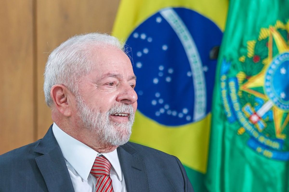 Foto do presidente falando enquanto Lula promete R$ 1 BI após prejuízo milionário