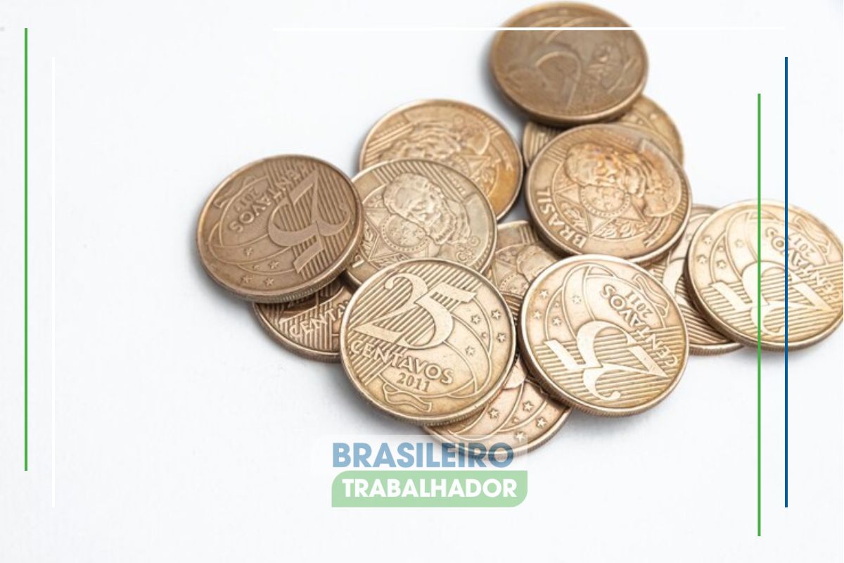 Uma pilha de Moedas de 25 centavos que valem R$ 600