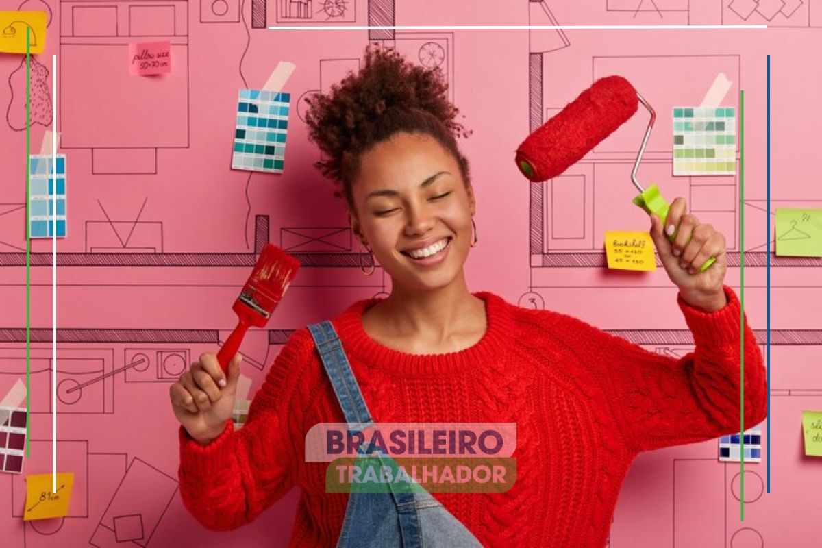 Uma mulher comemorando com materiais de pintura ao ver que Nova lei beneficia inquilinos