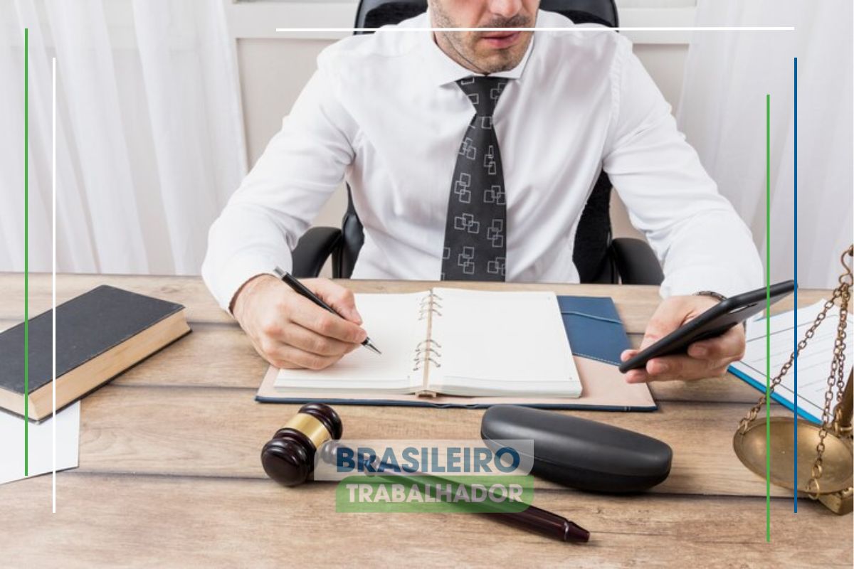 Um juiz em seu escritório lendo e entendendo como a nova lei reduz carga horária sem reduzir salário