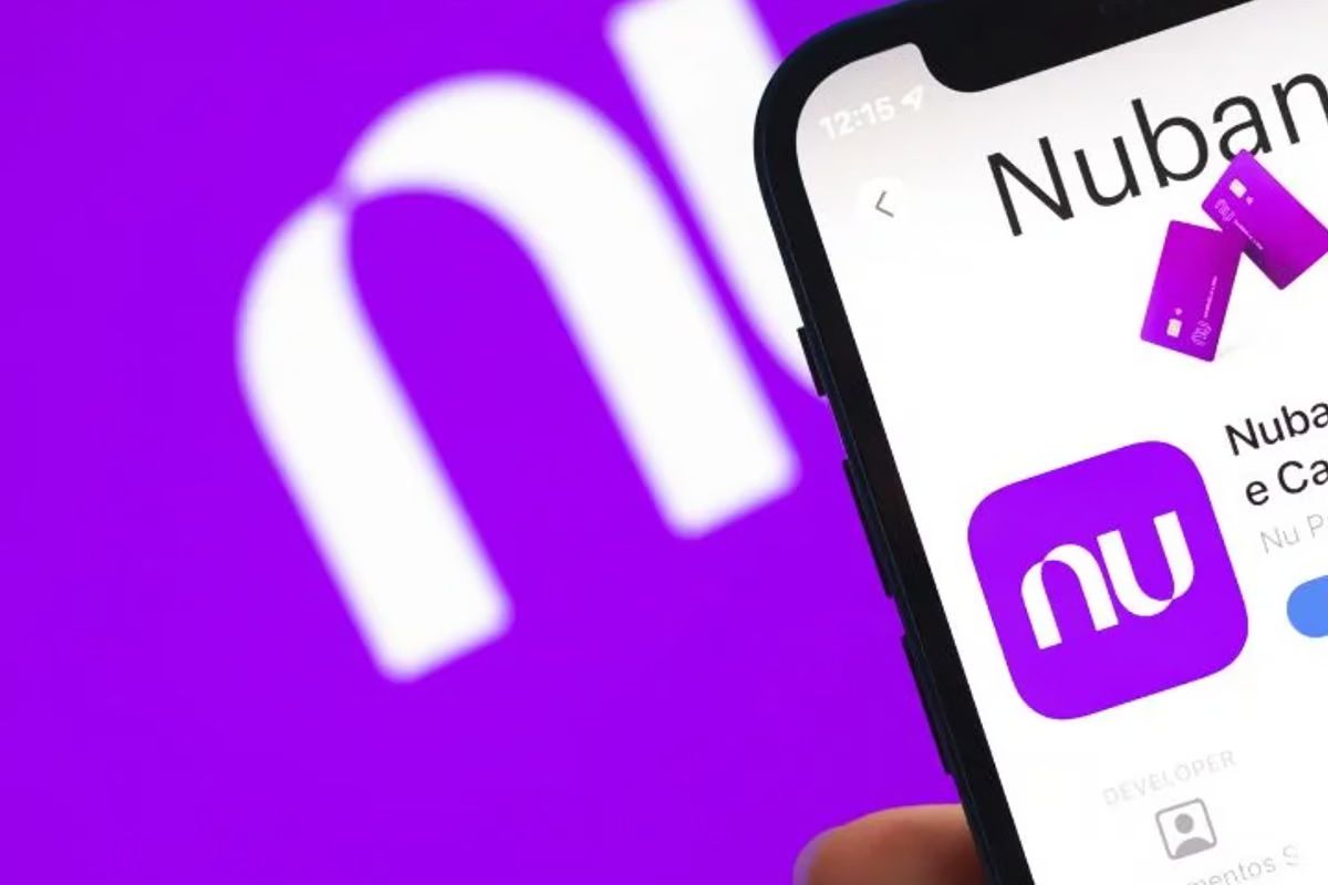 Uma pessoa em seu celular usa o aplicativo para ver que o Nubank emite comunicado URGENTE