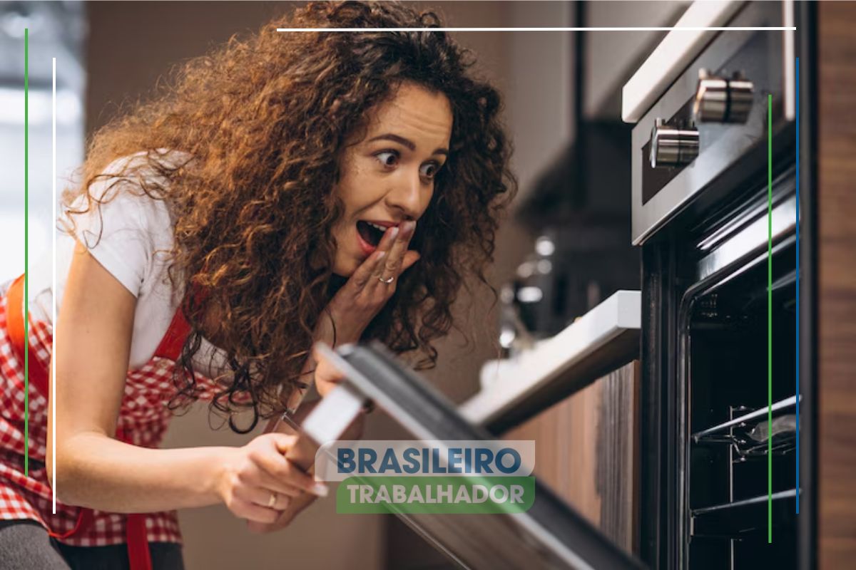 Uma mulher olha para o forno de um fogão impressionada com a mão na boca e feliz por se preparar para a BLACK FRIDAY