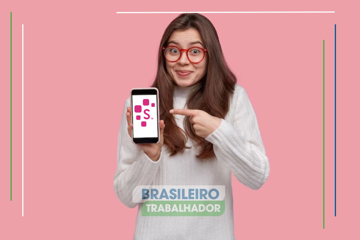 Uma mulker aponta para o seu celular na mão, indicando que o SERASA ajusta regras para ajudar os endividados