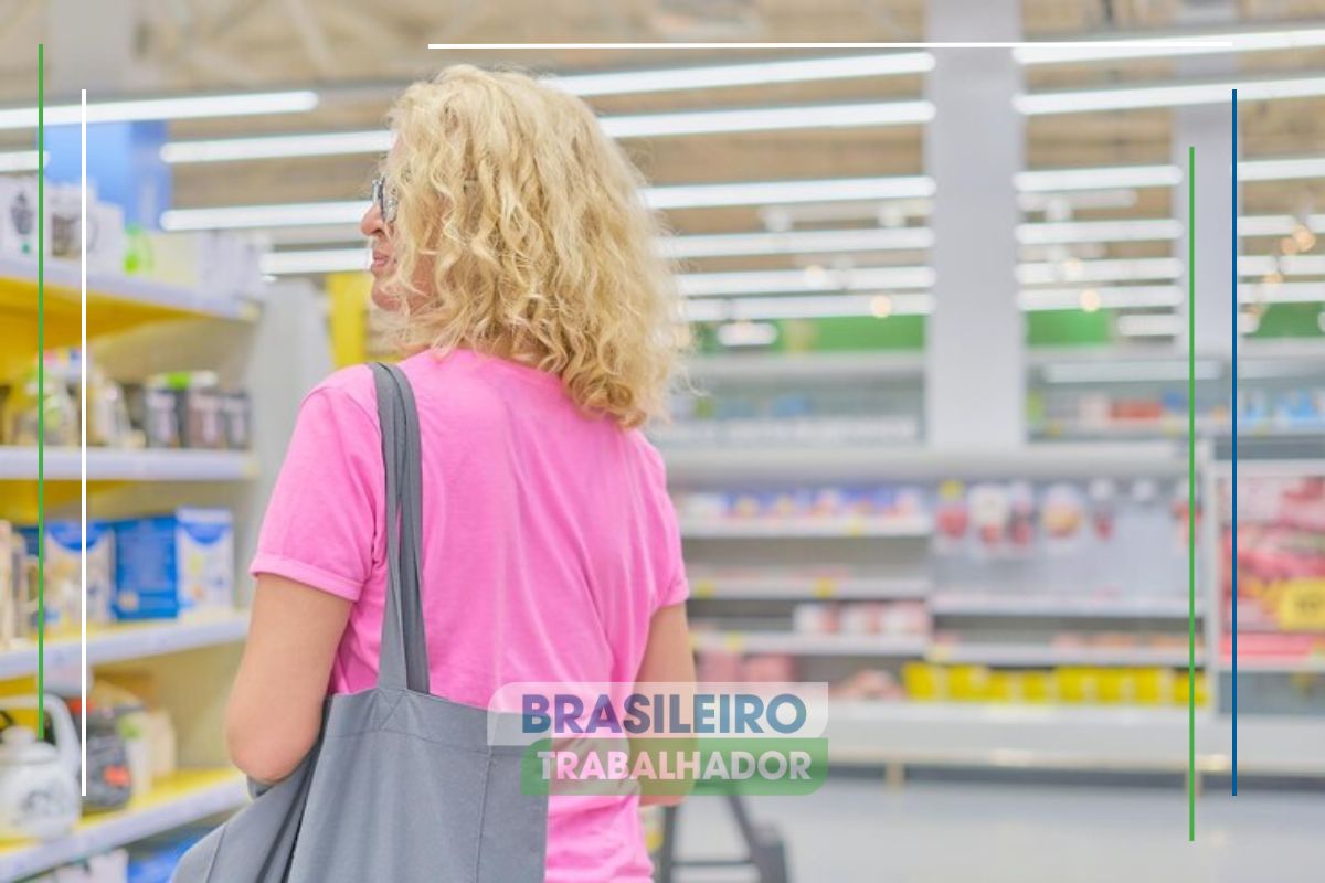 Uma mulher de costas olhando para a prateleira, vendo que todas as marcas de álcool tiveram venda proibida no Brasil 