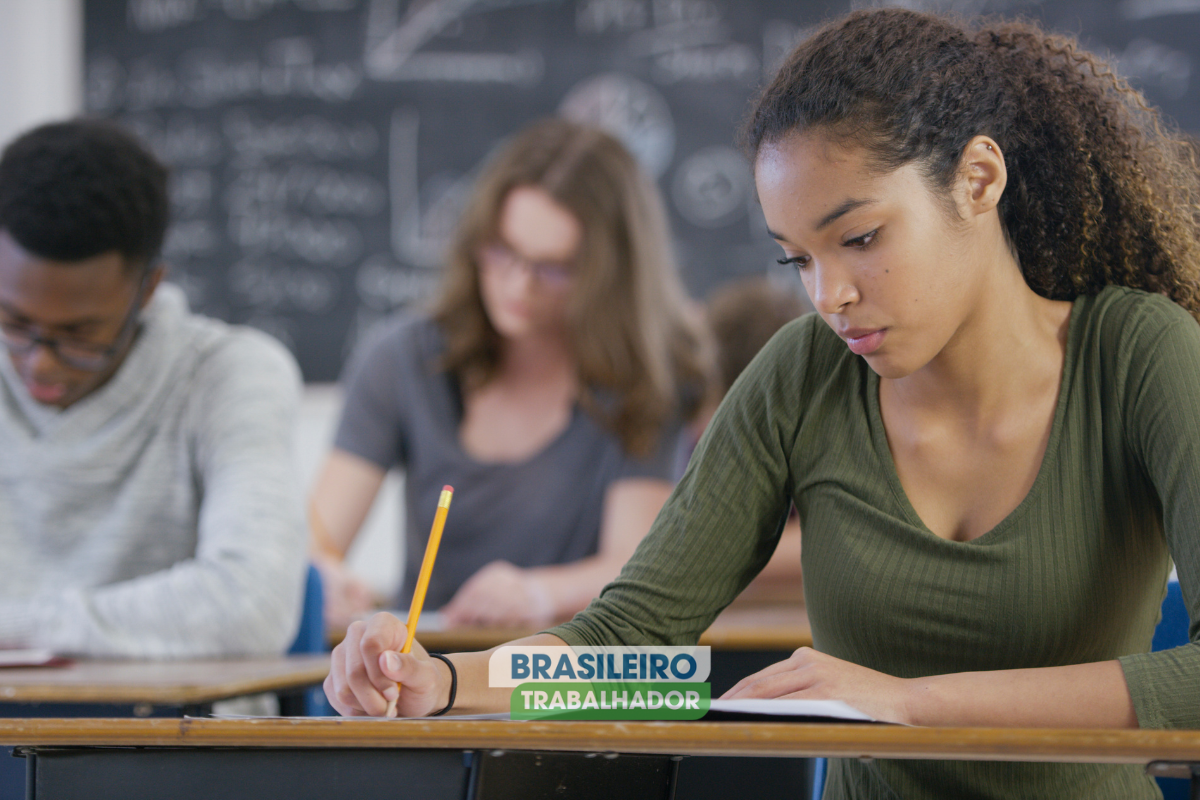 Estudantes em festa: dicas essenciais para garantir sucesso no ENEM