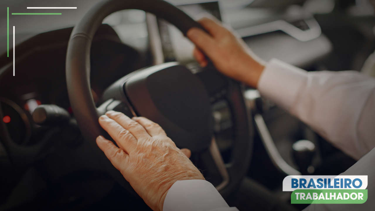 Idoso dirigindo um carro com as mãos no volante