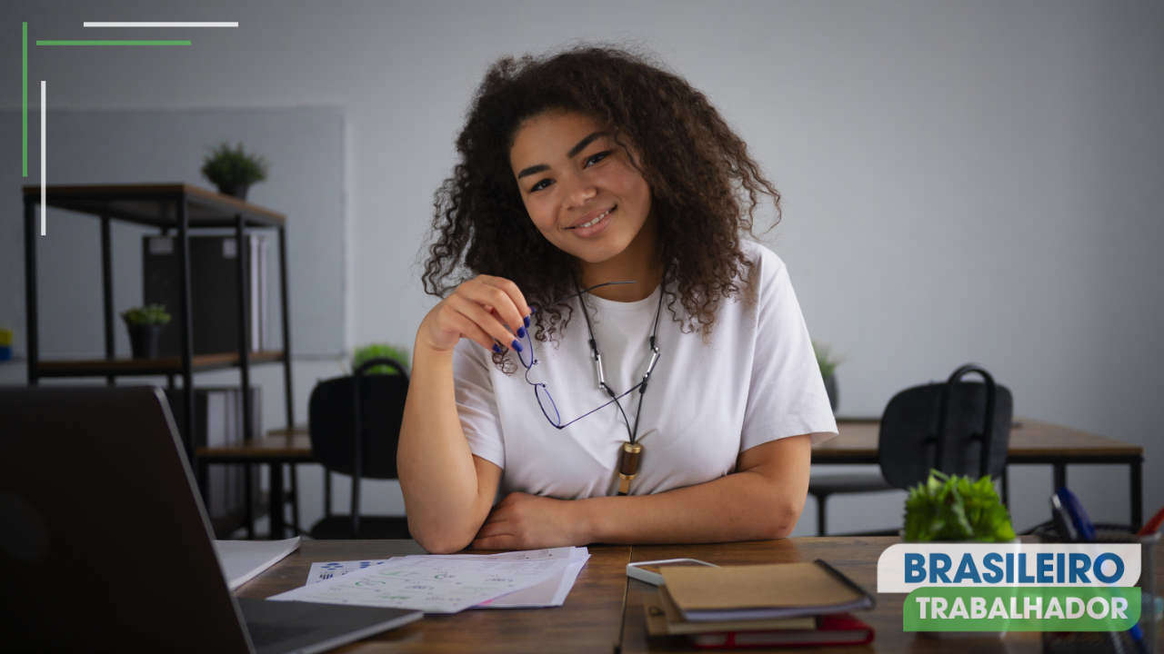 Jovem trabalhando em escritório