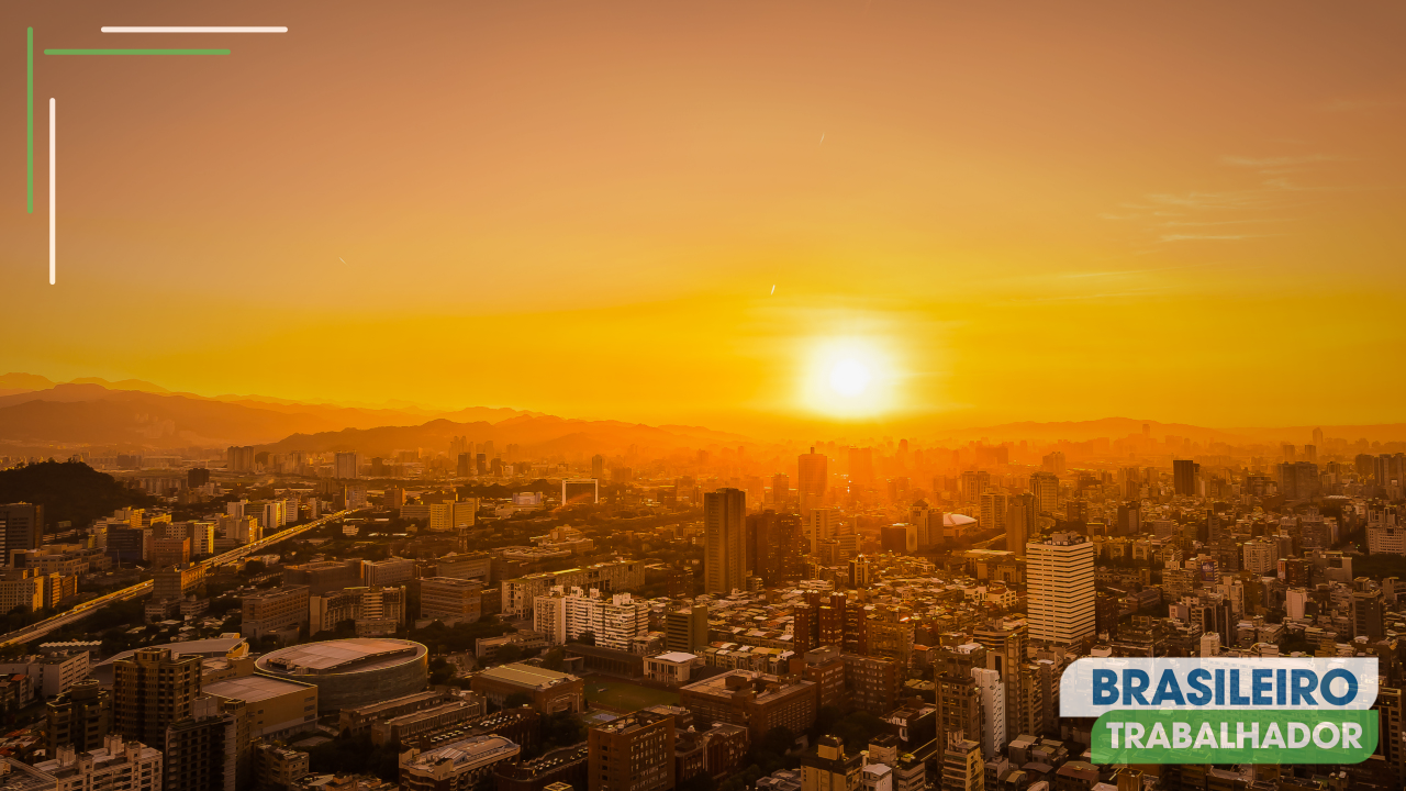 Vista de cima do por do sol em uma cidade