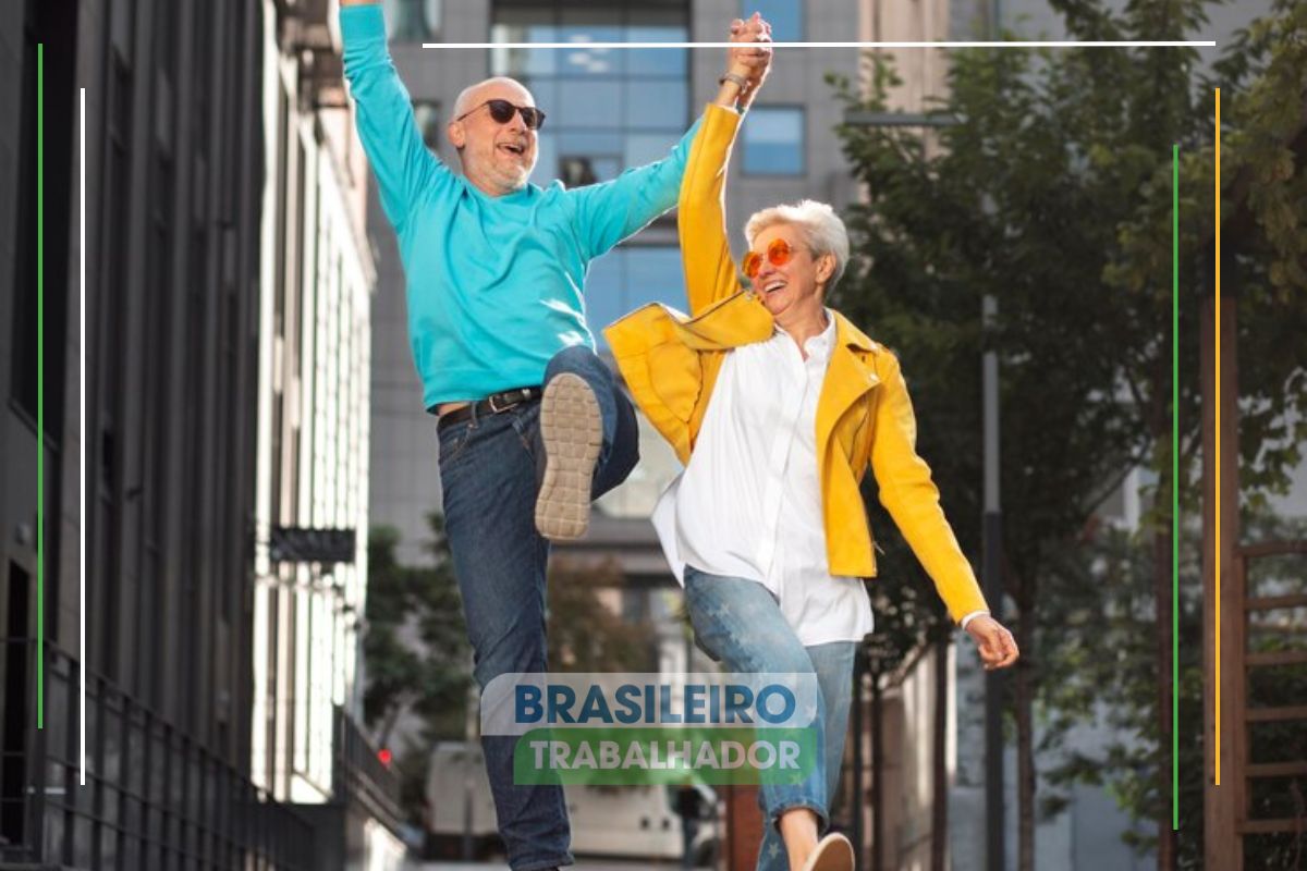 Dois Brasileiros com mais de 60 anos pulam de alegria no meio da rua