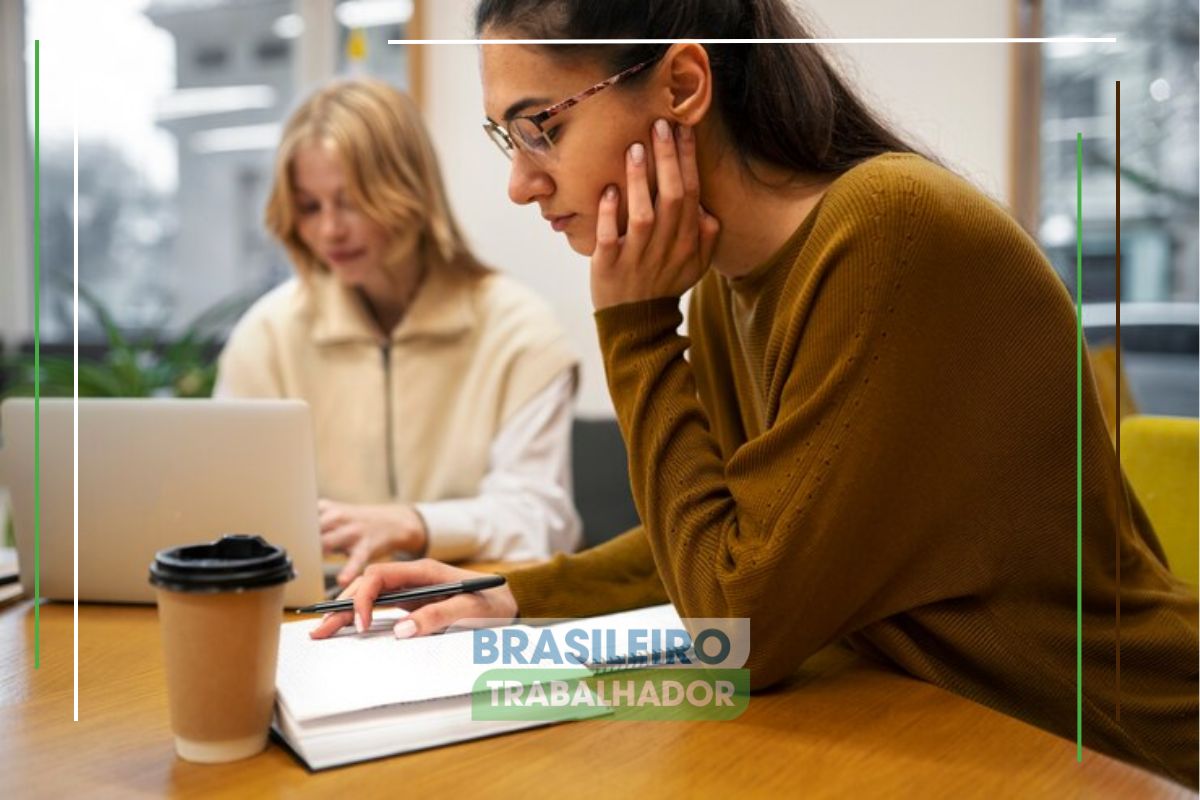 Uma estudante em sala de aula usa o notebook para ver que o CNU estabelece dia 9 como data limite para prova de títulos