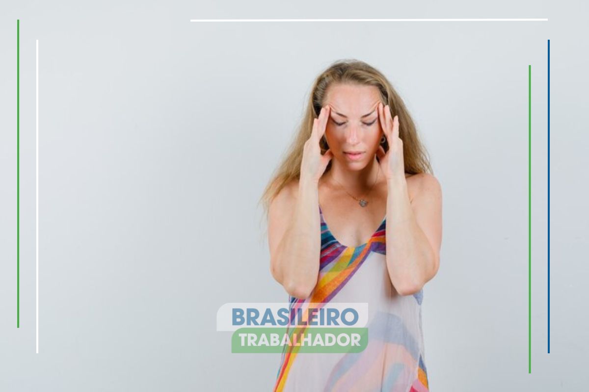 Uma mulher aparentemente preocupada leva a mão à cabeça preocupada com o HORÁRIO DE VERÃO