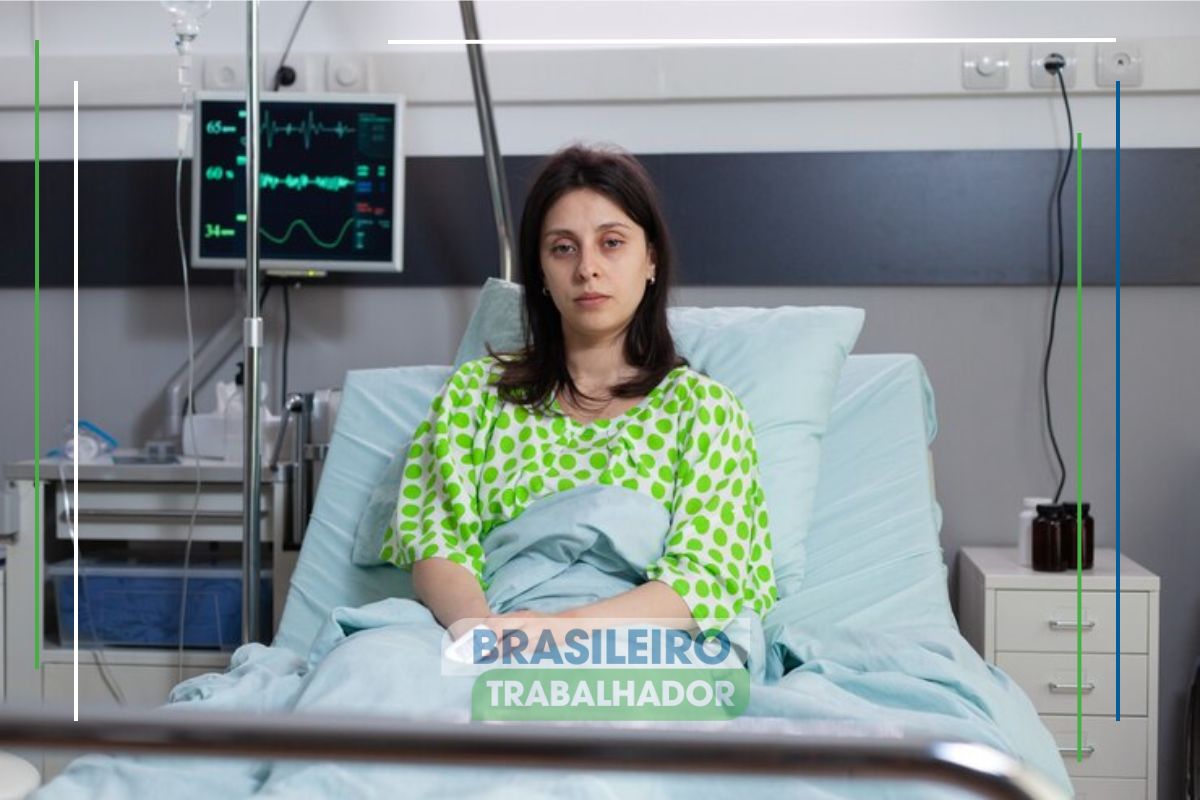 Uma mulher deitada na cama de um hospital que Precisa do Auxílio-Doença em 2024