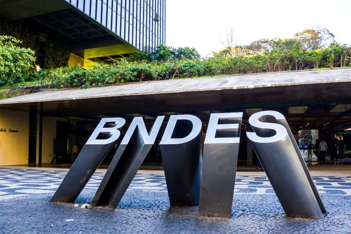 Letras do BNDES em frente ao prédio que oferece acesso facilitado ao crédito pelo BNDES