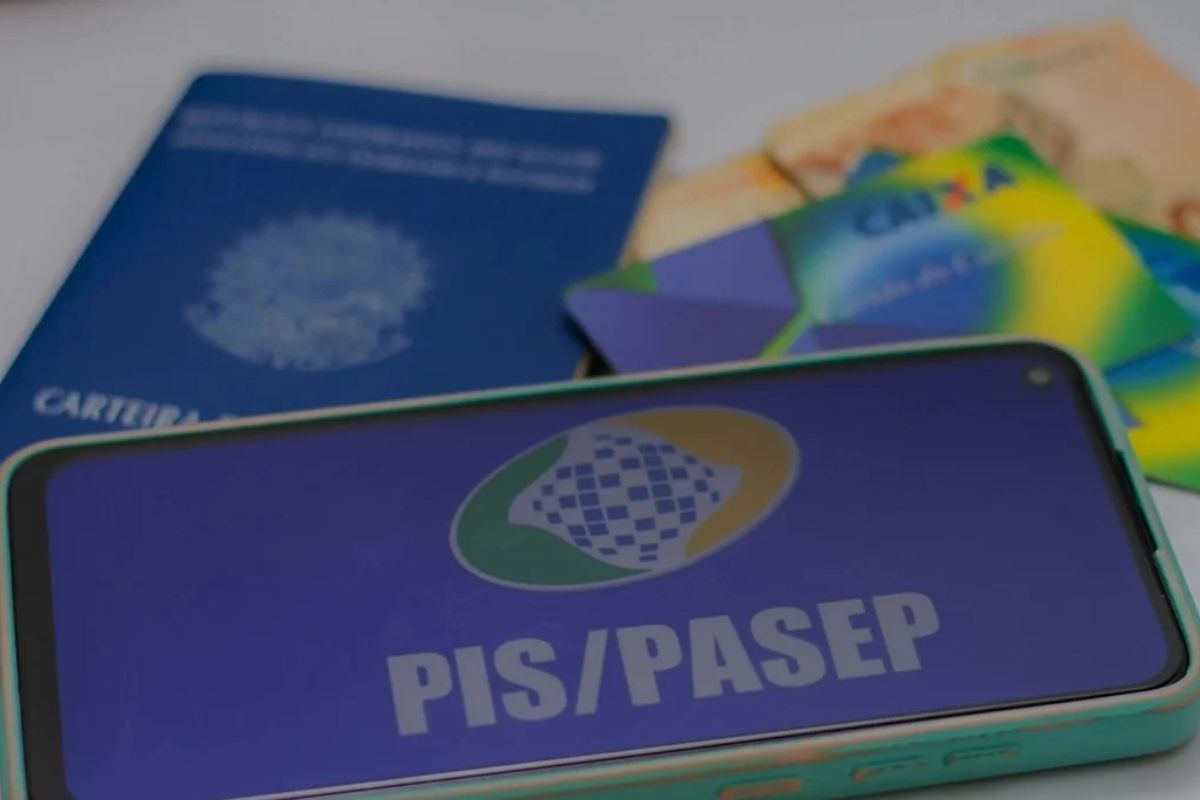 Um aplicativo de celular com o PIS/PASEP aberto na tela, enquanto a pessoa consulta a antecipação do PIS/PASEP 2025