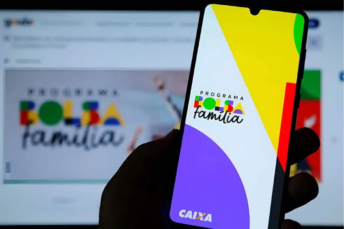 O App Bolsa Família em um smartphone na mão de uma pessoa