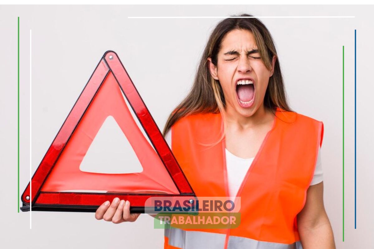 Uma mulher com colete laranja, triângulo de trânsito na mão, gritando para chamar a atenção motoristas