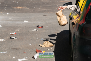 ATENÇÃO! Jogar lixo pela janela do carro agora rende multa pesada; saiba mais