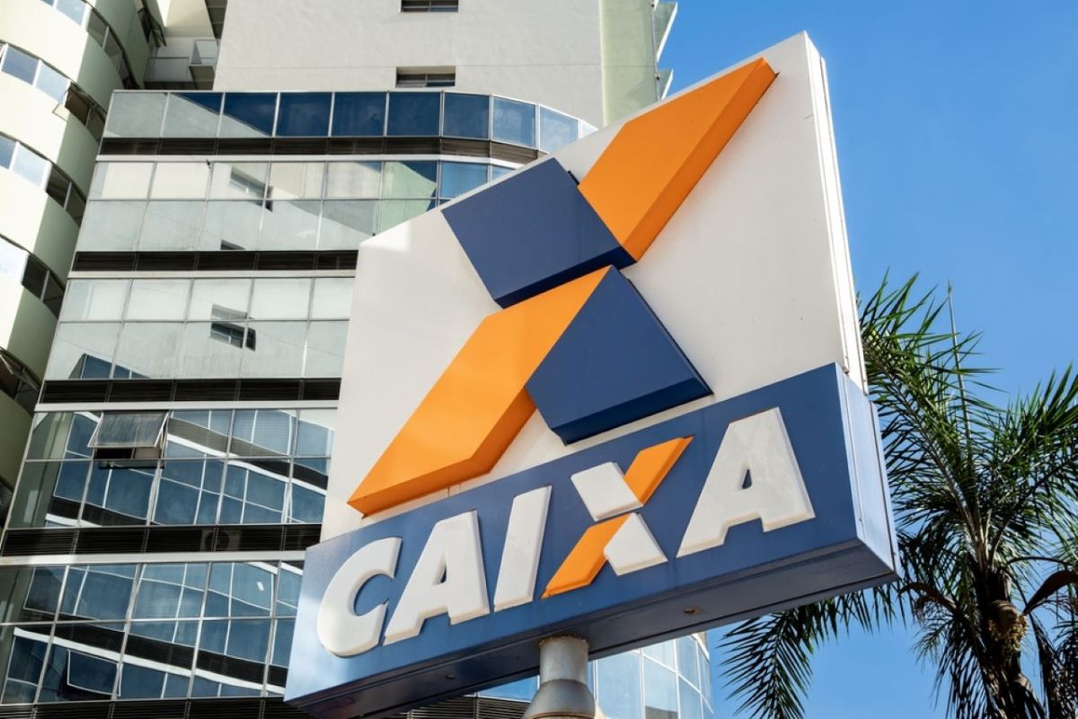 Imagem com uma placa da agência. A Caixa oferece financiamento especial em leilão de imóveis