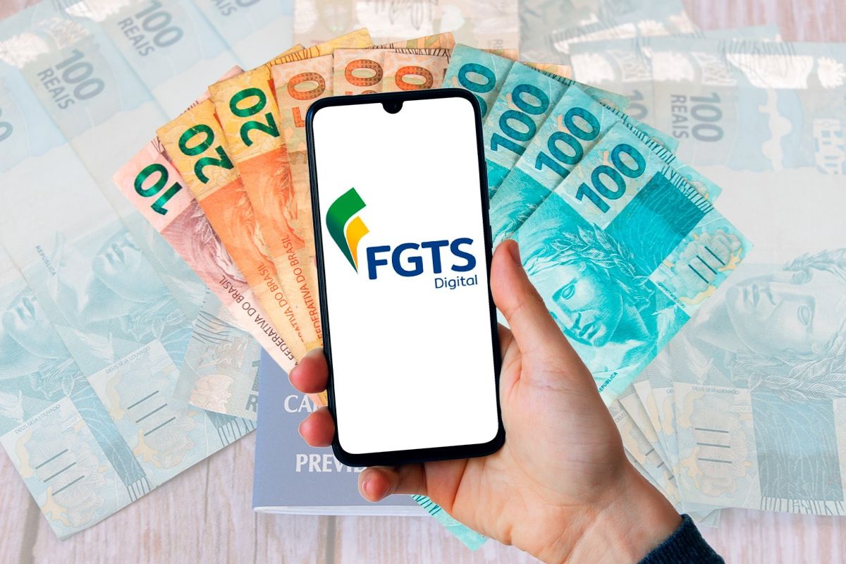 Uma pessoa abrindo o aplicativo do celular pensando se compensa usar o FGTS para pagar