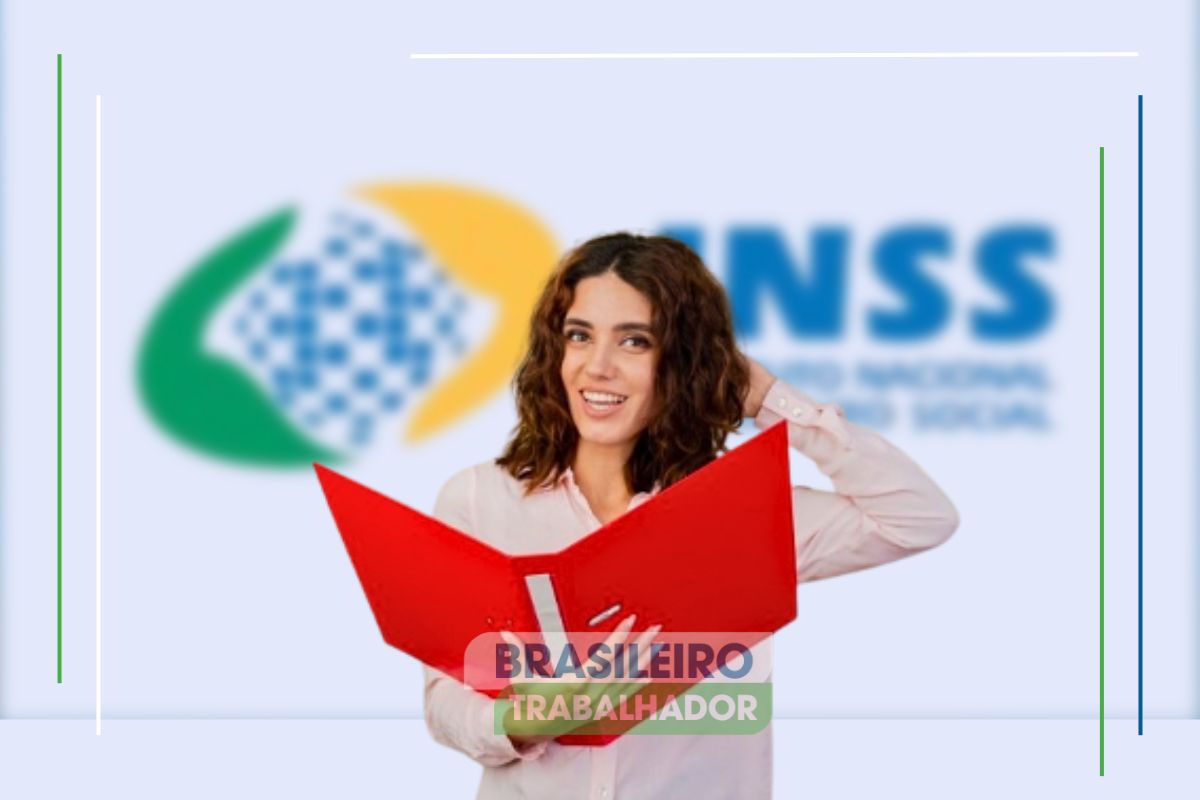 Uma moça estudando com um caderno vermelho na mão para o Concurso INSS 2025