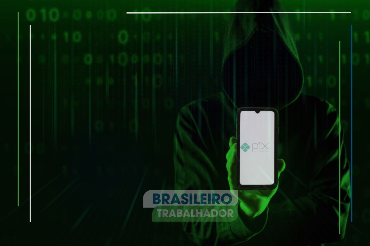 Um hacker segurando um celular com o logo do PIX. Ele representa os criminosos que realizam Golpes do Pix