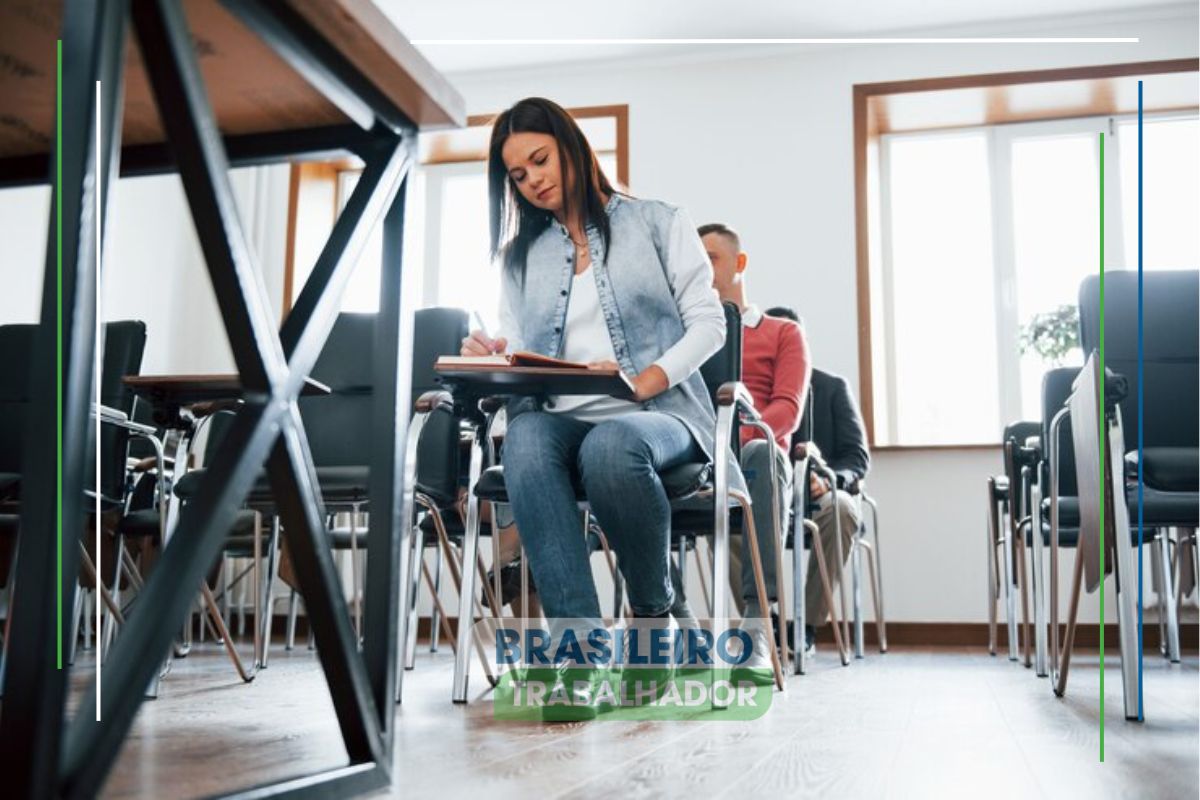 Uma mulher na sala, escrevendo em uma prova depois que o Governo adia resultado do Enem dos concursos para fevereiro