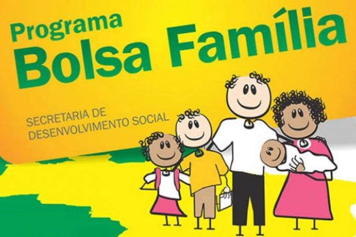 Um cartão do Bolsa Família ao fundo (amarelo), e a ilustração de uma família que vaio fazer a Inscrição no CadÚnico