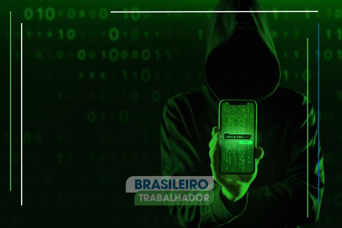 Um hacker com seu celular no escuro aplica um novo golpe envolvendo videochamadas