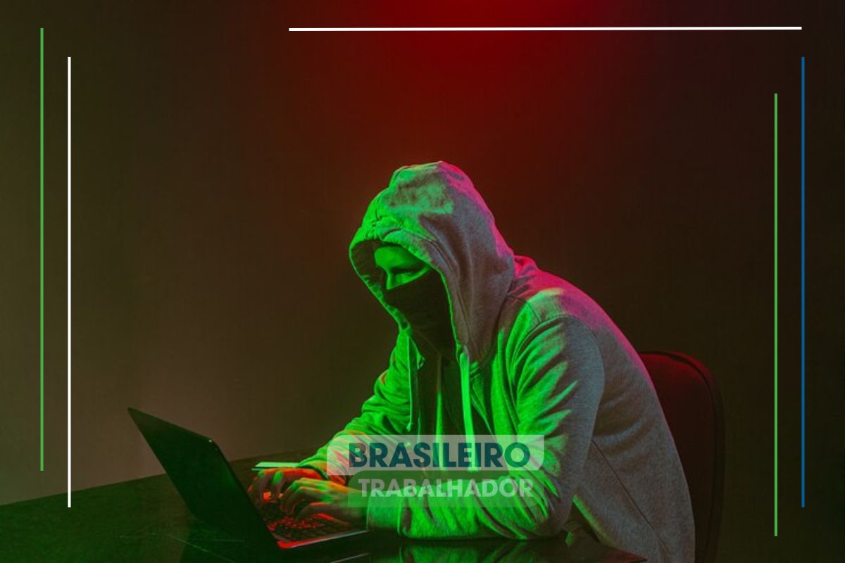 Um hacker usando computador aplicando o Novo golpe na internet assusta população