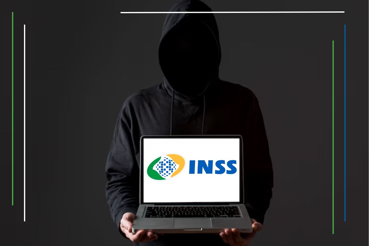 Um hacker segura um computador que usa para aplicar o Novo golpe no INSS usa lista falsa