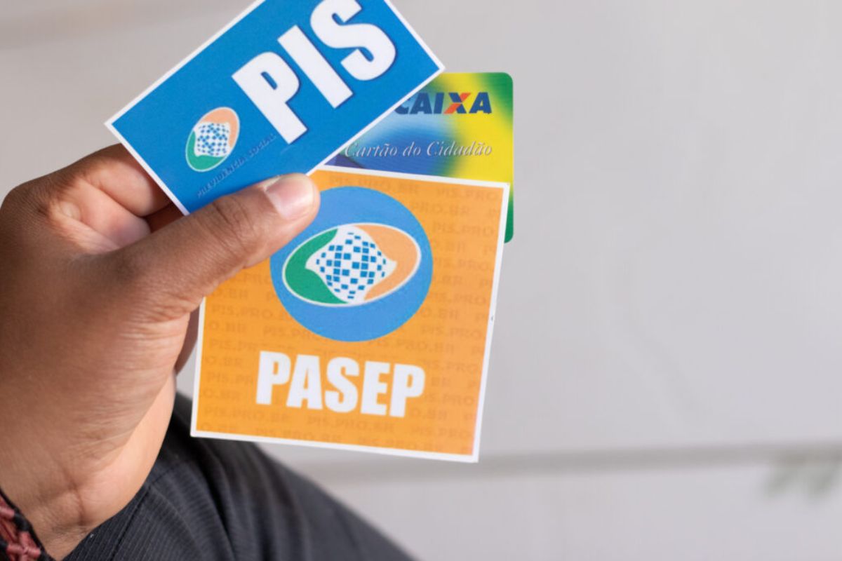 Um cartão do PIS/Pasep 2025 na mão de uma pessoa