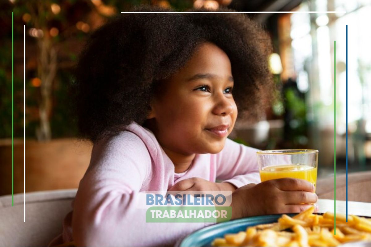 Uma menina se alimentando em um restaurante graças ao Programa Prato Cheio 