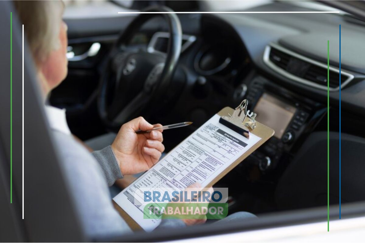 Uma pessoa fazendo o teste de direção. É possível ver o instrutor fazendo anotações com uma prancheta, alertando que a Renovação da CNH terá mudanças