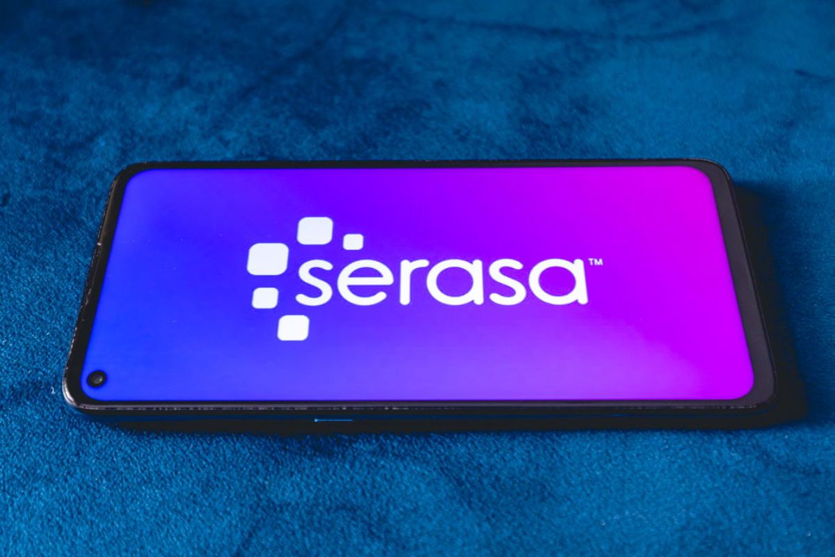 Um smartphone e em sua tela está a logo da Serasa