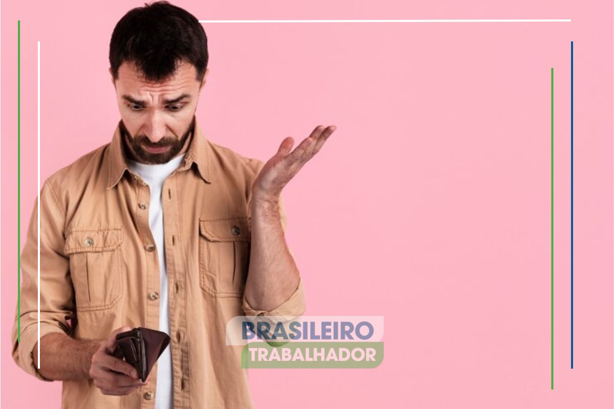 Um homem olha para a sua câmera enquanto se questiona devido ao Alerta para clientes de bancos digitais