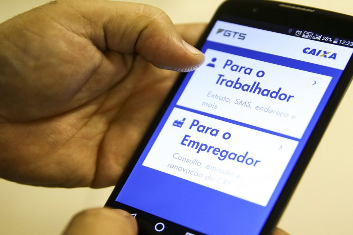 Uma pessoa abrindo um aplicativo no seu celular para ver a Antecipação do FGTS pelo Caixa Tem em 2024