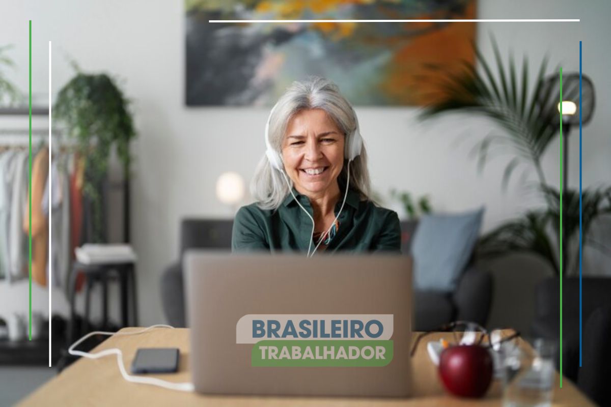 Uma senhora usando o notebook para pesquisar se aposentados podem continuar trabalhando