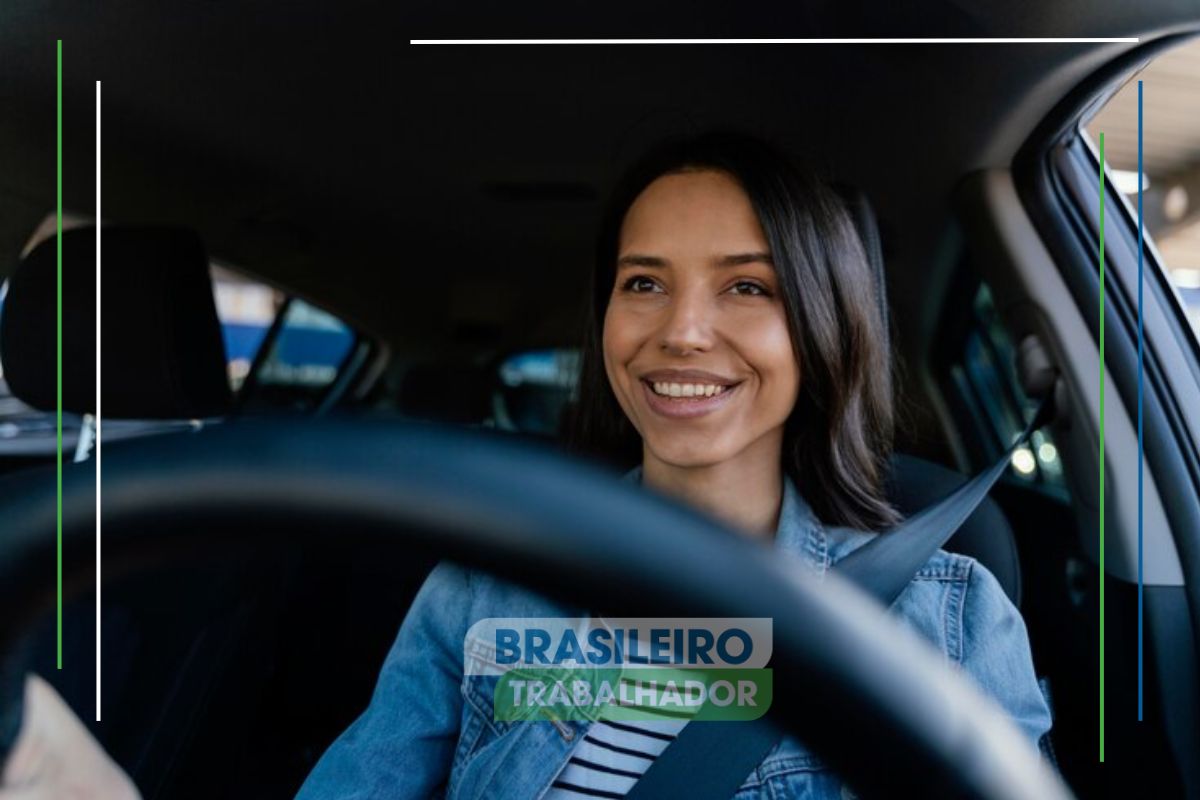 Uma mulher dirigindo e pensando na boa notícia para quem paga IPVA