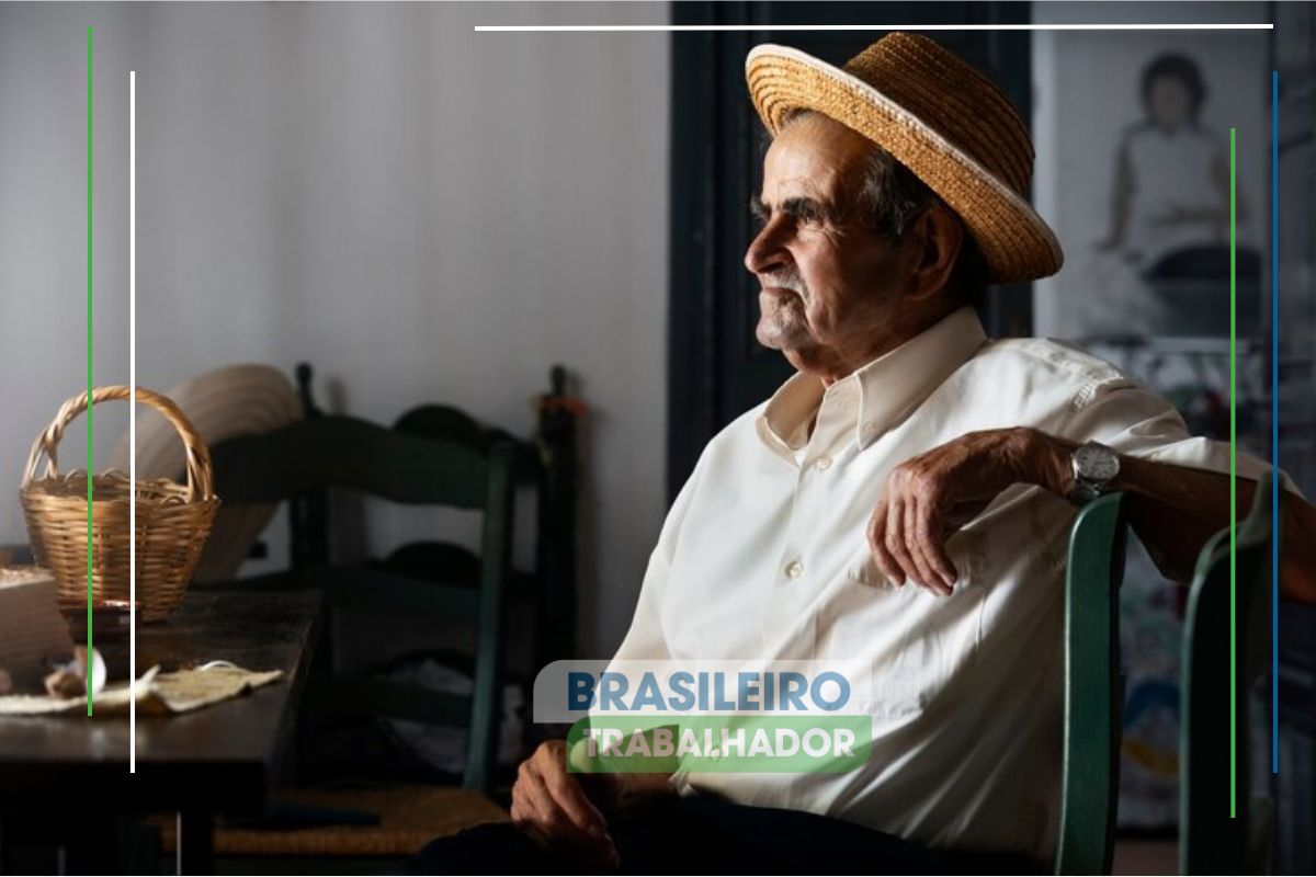 Um senhor sentado pensando em como funciona a aposentadoria para servidores públicos e trabalhadores privados