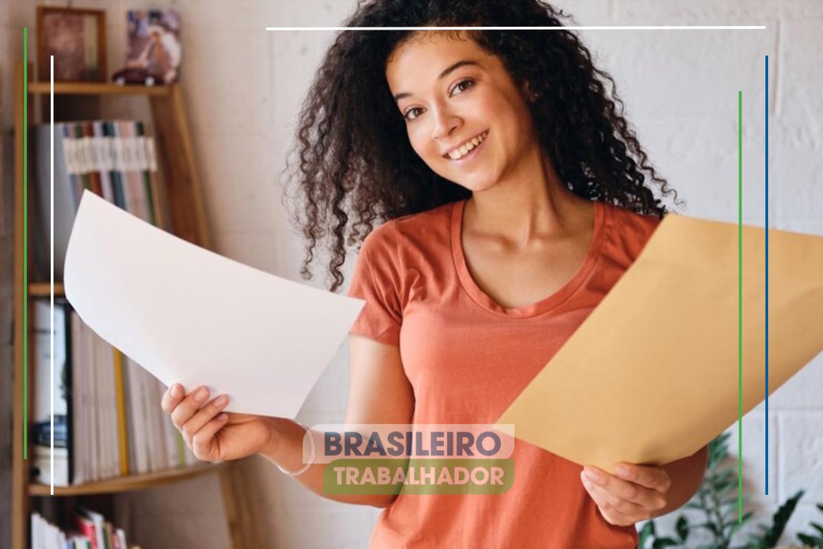 Uma mulher com um papel na mão confere quais documentos levar ao CRAS