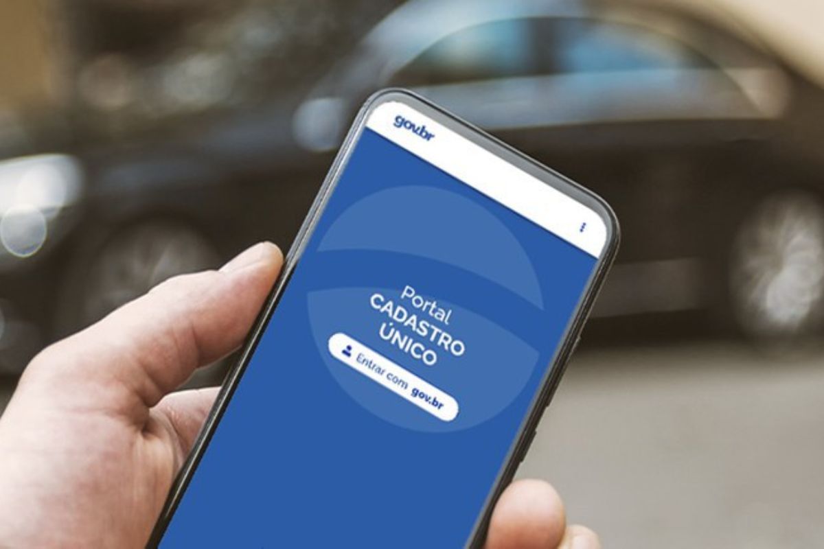 Uma pessoa entrando no app do celular para conferir a Reforma do Cadastro Único 2025