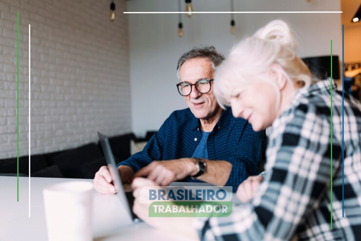 Duas idosas conferindo se sua aposentadoria pode estar liberada