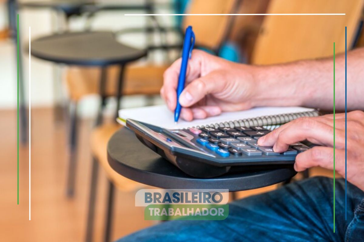 Uma pessoa fazendo cálculo, ela usa calculadora e anota em um caderno, aproveitando que tem até dezembro para quitar suas dívidas no Desenrola Brasil