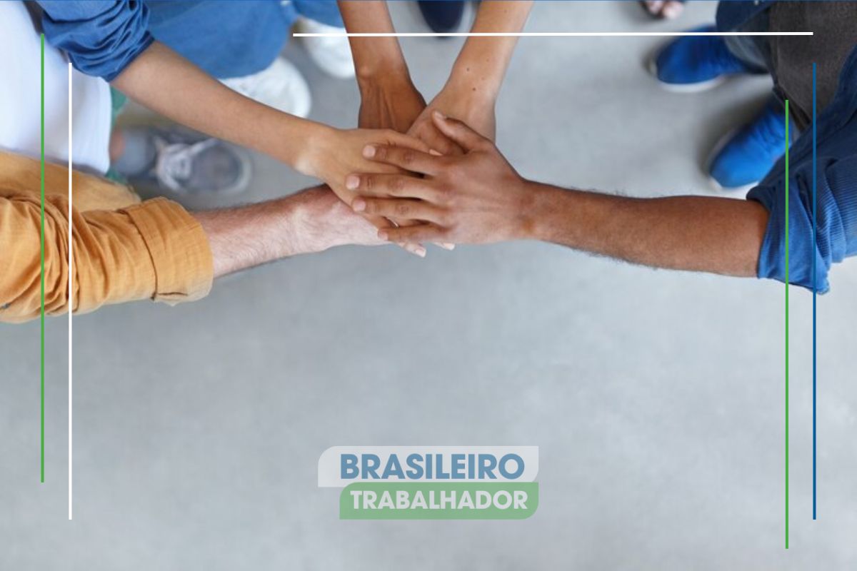 Pessoas unindo as mãos, representando os beneficiários do CadÚnico