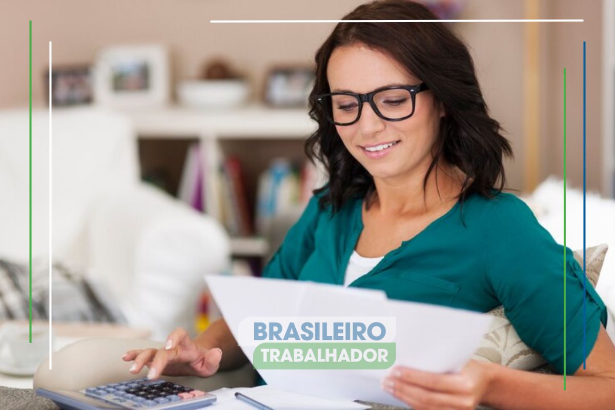 Uma mulher segura algumas folhas e analisa Como aumentar seu score de crédito