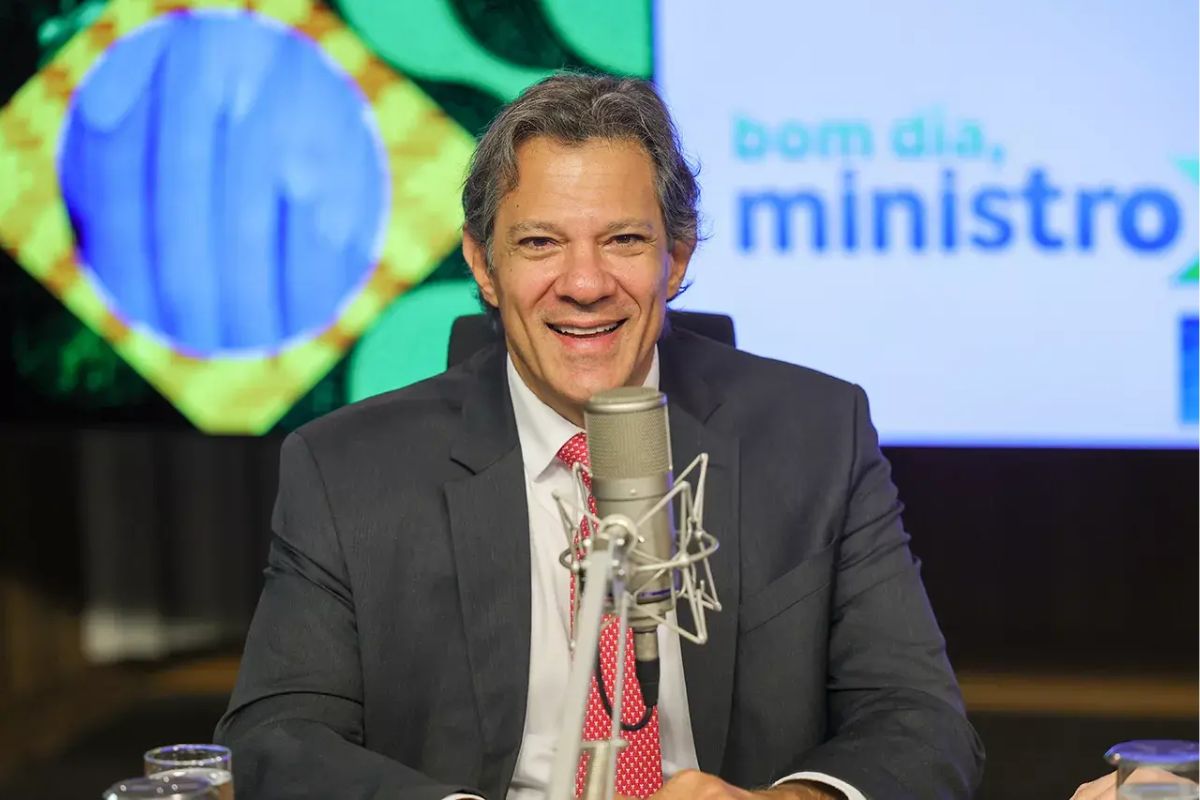 Foto de Haddad anunciando Corte de R$ 70 bilhões